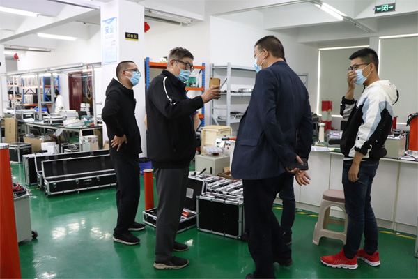 熔噴布靜電發(fā)生器.jpg 熔噴布靜電發(fā)生器.jpg